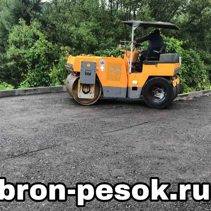 Асфальтирование при помощи катка